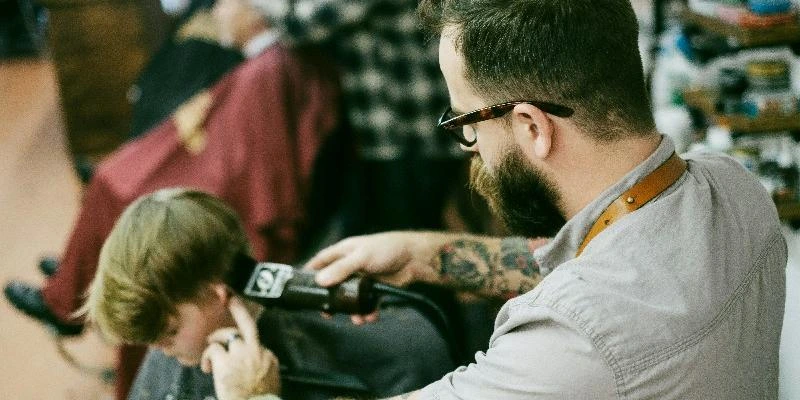 Choisir Entre BTS Coiffure et BM Coiffure : Guide Décisionnel